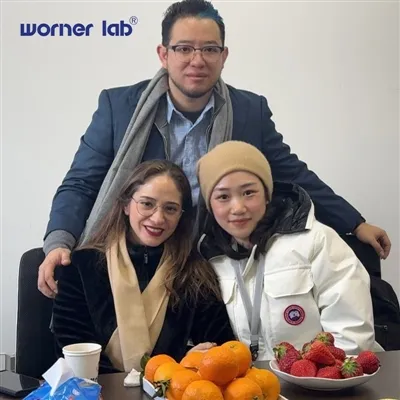 Worner conduce con successo la formazione dello spettrofotometro atomico dei ...